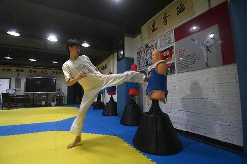 体校, 教练将她推, 训练 体校, 教练将她推, 训练